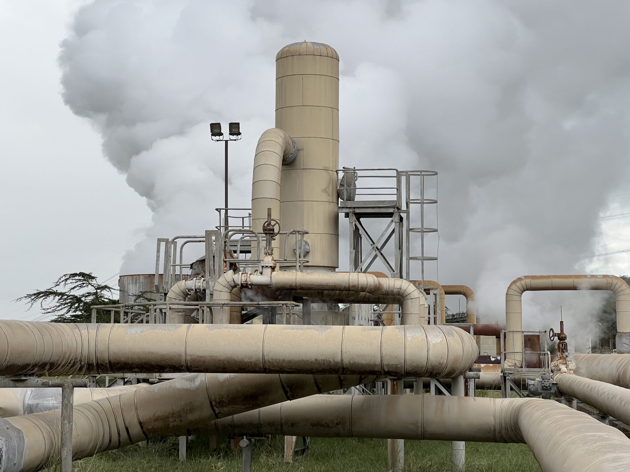 Un'immagine che ritrae tubo, industria, inquinamento, fumo e trasporto tramite condotte.