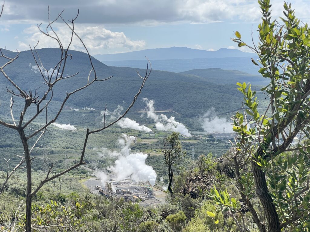 Un'immagine che ritrae forme montuose, vegetazione, montagna, deserto e altopiano.