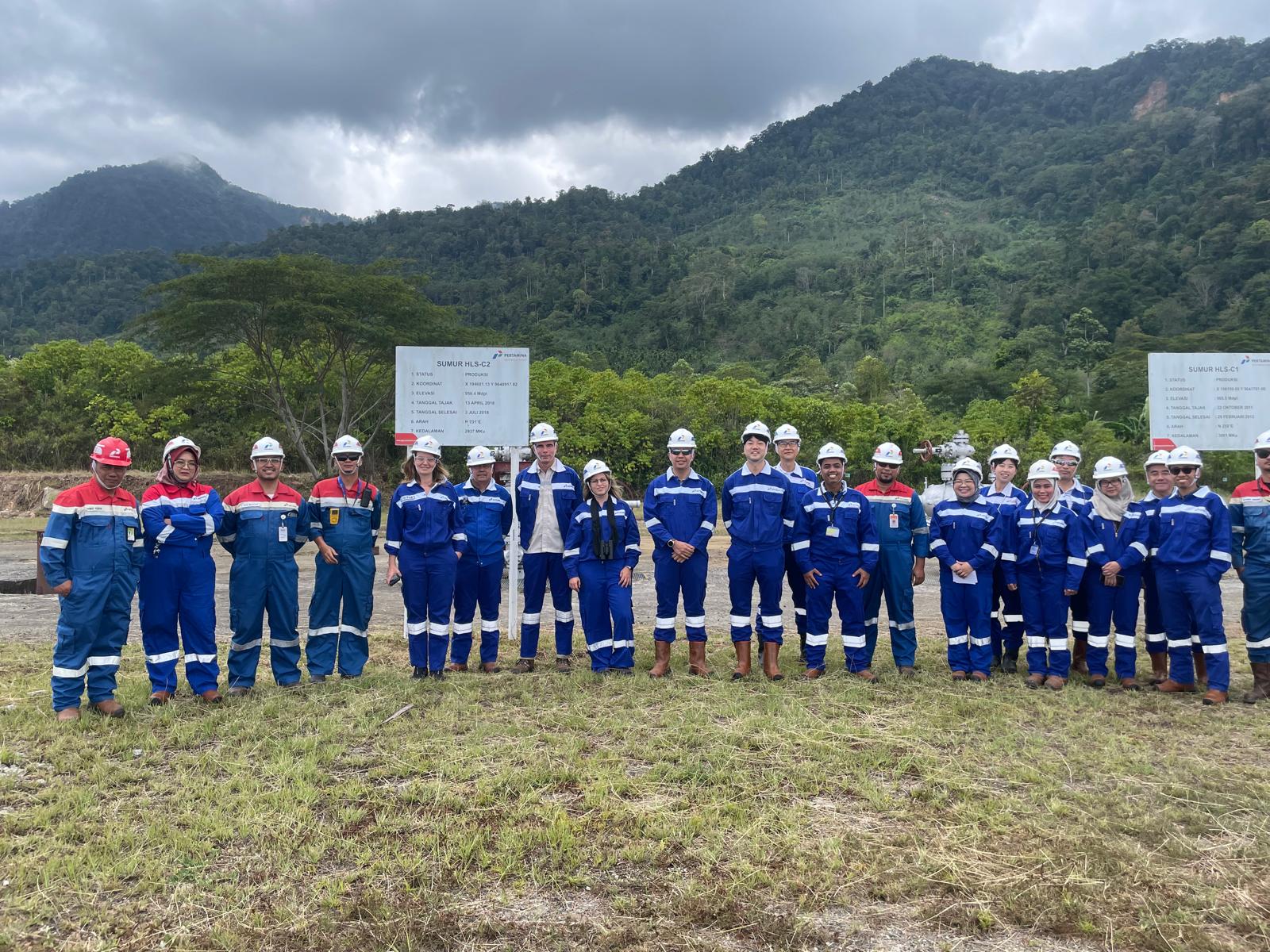 Un'immagine che ritrae squadra, abbigliamento da lavoro, uniforme, operaio e equipaggio.