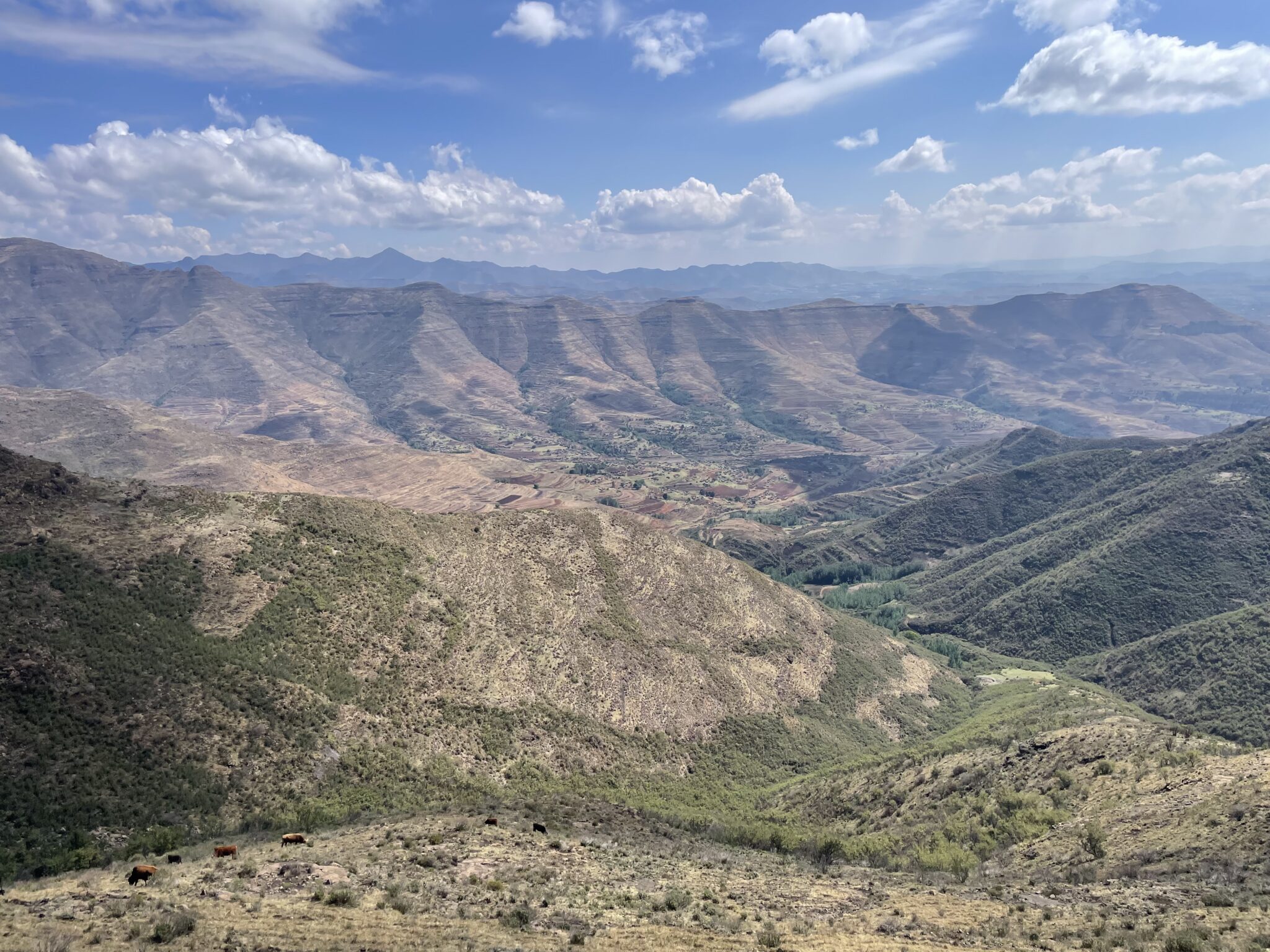 Un'immagine che ritrae montagna, forme del terreno montuose, giorno, collina e altopiano.